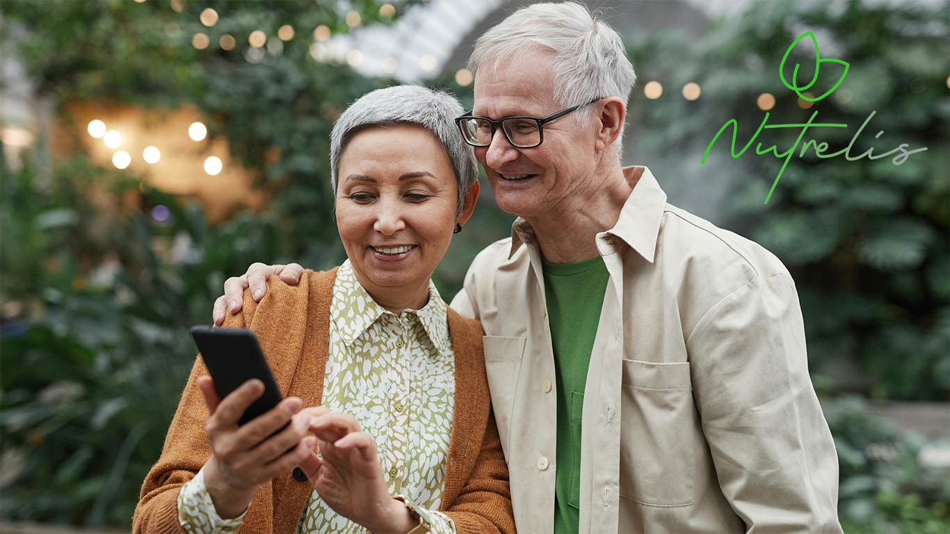 Pareja mayor feliz y saludable representando el bienestar con productos Nutrelis